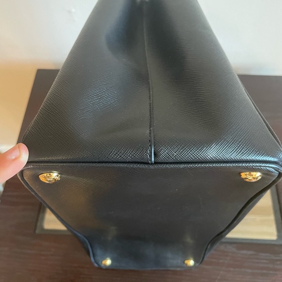 PRADA Saffiano Lux Tote in Black, size Large. - Picture 8 of 9
